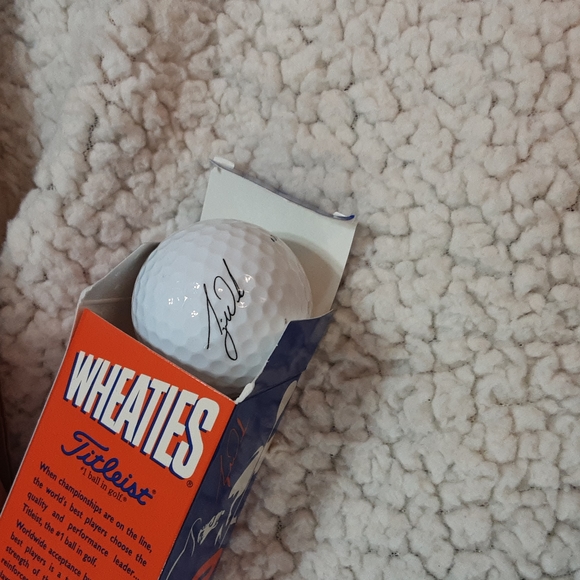 Tiger Woods Wheaties promotion golf balls - Picture 4 of 5